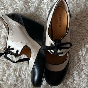 Crown Vintage Delight Wedge heels in beige and black size 8M